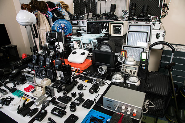 無線機や特殊カメラ等、専門機材の充実度も業界随一